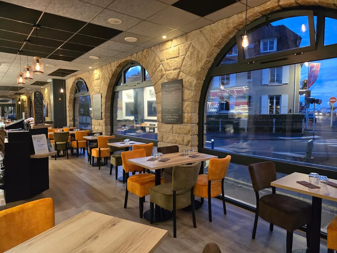 Salle lumineuse de La Toscane, restaurant français à Ouistreham près du phare